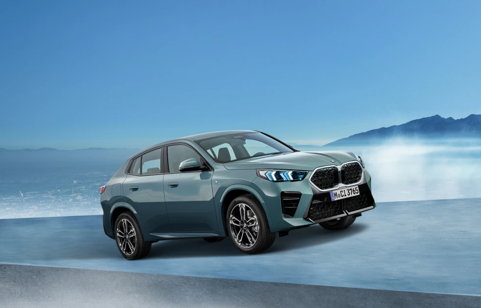 BMW X2融合跑格靈魂與前衛視覺張力，透過六角形水箱護罩、銳利光型智慧LED頭燈與升級的車身尺碼，展現個性風範，即日起凡於本月完成交車領牌，即可獲得原廠3年／4萬公里原廠保養套，指定車型更加贈第4年延長保固與1年乙式全險，讓車主以從容姿態尊榮啟程。此外，更提供多元彈性入主方案，包含指定車型150萬元60期0利率專案，或月付5,900元起的分期購車方案
