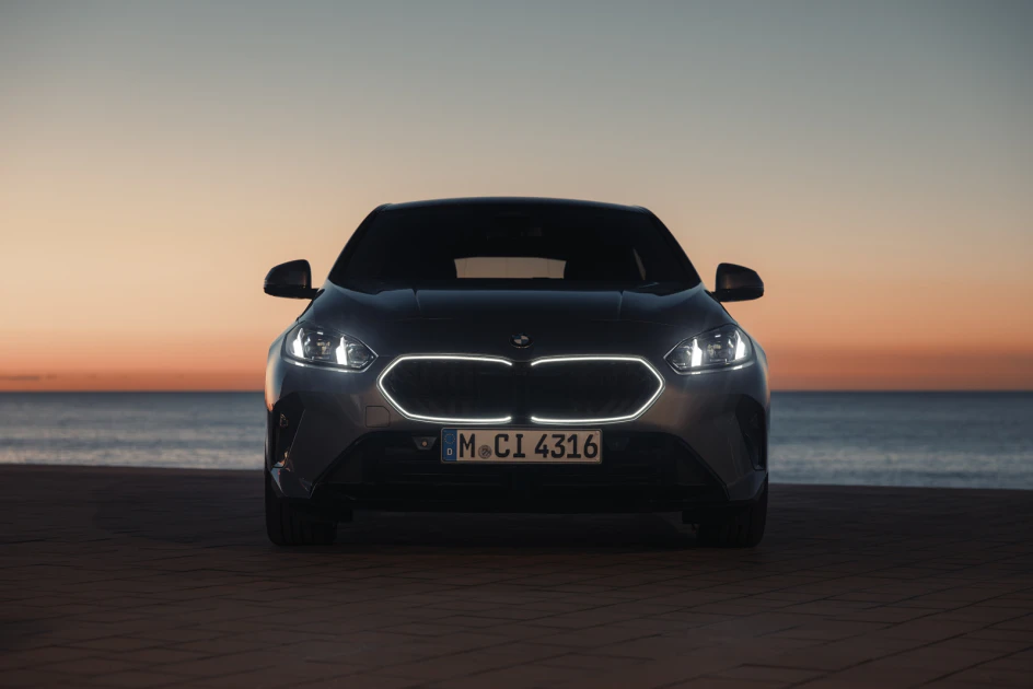 全新世代BMW 1系列採用如同Neue Klasse格柵設計的雙腎型水箱護罩造型與天使四眼造型頭燈，靈巧的車型尺寸結合流暢車身線條，展現動感外型，全車系提供三款車型與兩種動力選擇，凡於本月完成交車領牌，即可尊享3年4萬公里原廠保養套裝，指定年式及車型更限時加贈1年乙式全險，讓車主安心啟程無後顧之憂。同時提供多元靈活的入主選擇，包括低月付5,900元起分期購車優惠，或100萬元60期低利率專案