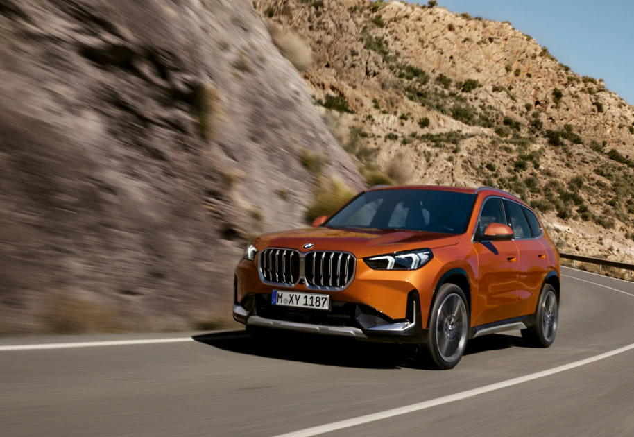 [BMW X1以俐落運動化輪廓與大膽一體式雙腎型水箱護罩，結合寬敞車身比例與現代感十足的車頭造型，打造率性的運動風格，BMW總代理汎德推出9月推出限時「BMW全車系優購專案」，即日起凡於本月完成交車領牌，即可獲得原廠3年／4萬公里原廠保養套裝、第4年延長保固並加贈1年乙式全險，讓車主以從容姿態尊榮啟程