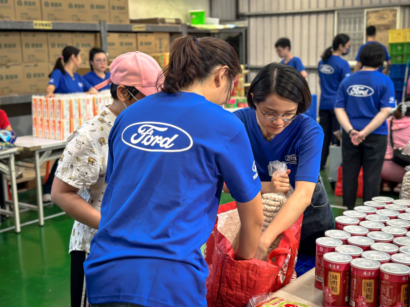 福特六和志工再度和桃園家扶中心齊心協力，為生活困難的兒童和家庭提供物資發放、搬運、整理等協助，並提供友善服務，協助行動不便者引導動線。