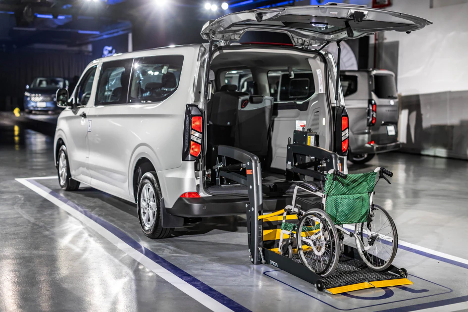 福特六和導入全球Ford Pro原廠授權認證系統，攜手在地改裝供應商開發通過原廠標準的New Ford Tourneo Connect福特旅玩家與New Ford Tourneo Custom福特旅行家福祉車，提供輪椅乘客安全舒適的移動方案。