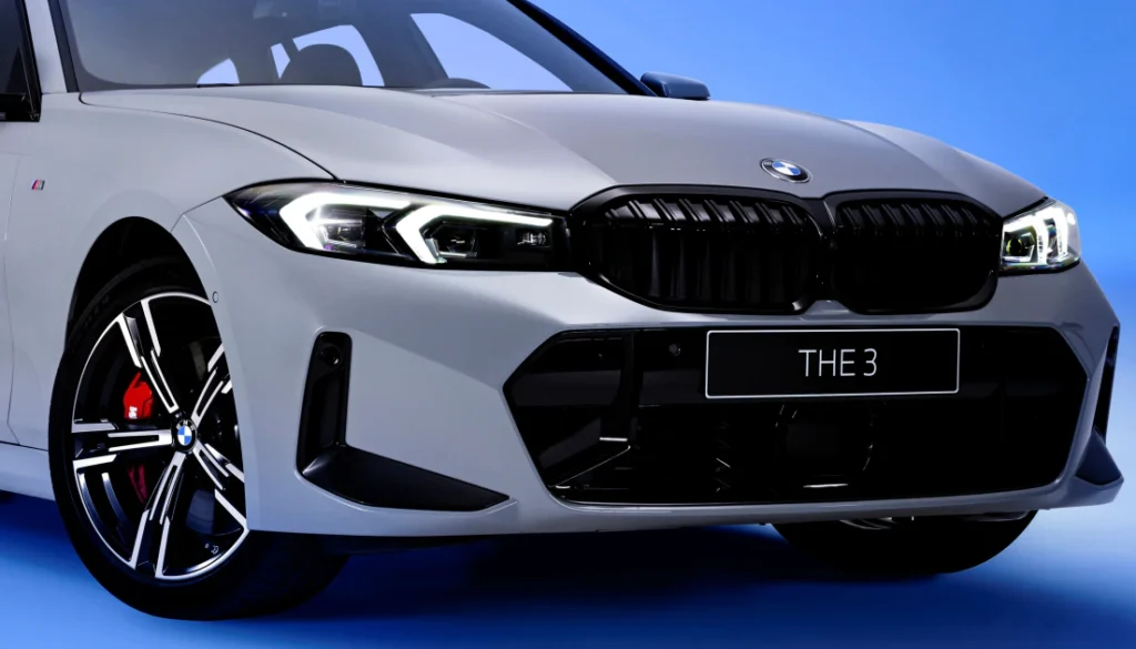 全新BMW 320i Touring 50 Jahre 限量版以320i Touring M Sport車型為基礎，升級燻黑造型頭燈、黑色高光澤套件、紅色M煞車套件與M縫線安全帶等M Sport進階套件陣容，並加入3系列50週年專屬紀念元素，打造兼具運動性能與豪華質感的專屬座駕