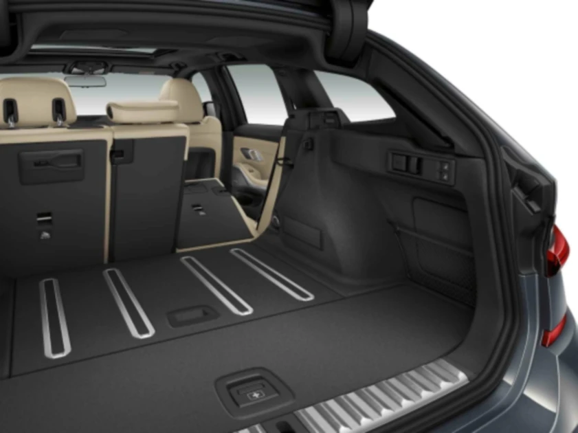 BMW 320i Touring 50 Jahre 限量版扎根於3系列的動感基因，不僅以獨特設計喚醒經典記憶，更以靈活機能賦予現代生活無限可能。寬敞後行李廂空間起始容量達 500 公升，搭配 402040 分離可傾倒後座椅背，最高可擴充至 1,510 公升，輕鬆應對日常通勤與長途旅行的承載需求