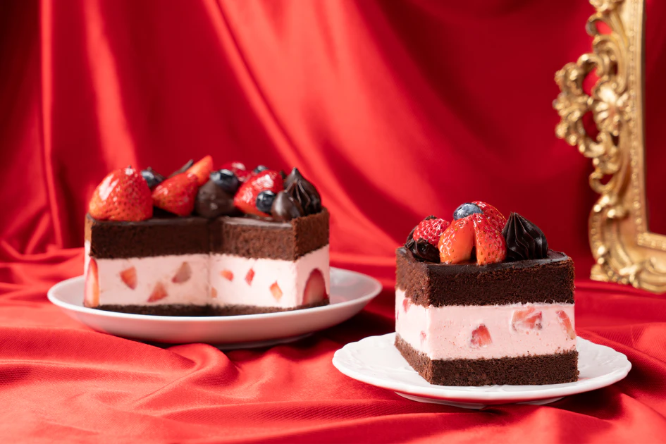 BAC推出冬季限定高顏值「覆盆莓草莓巧克力蛋糕」，草莓與生巧克力餡的雙重美味