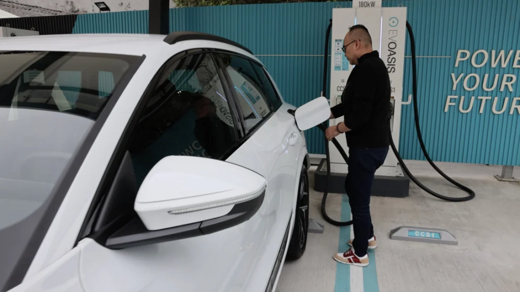EVOASIS 以全台最大充電網的站點密度與高可靠度，讓車主就算家裡沒裝樁也能放心開電車，真正享受「充電自由」。