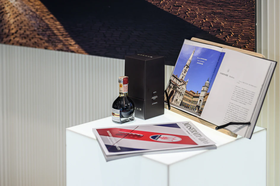 探索 Maserati 成立自 1914 年超過 110 年的先鋒傳奇，從義式工藝到 Fuoriserie 客製化工坊，帶領觀者體驗義大利文化、美學與性能交織出的深厚底蘊