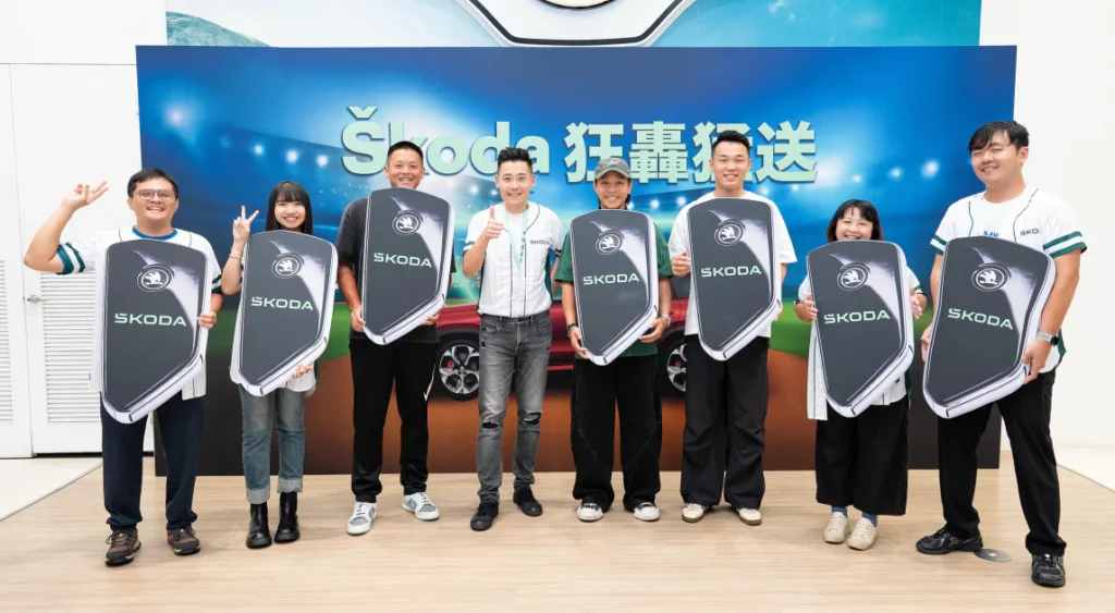 「Škoda狂轟猛送」本年度第二場交車儀式於高雄左營展示間登場，由 Škoda Taiwan 公關暨活動經理楊修維（中）主持，並邀請中獎球迷與台鋼雄鷹球星顏郁軒（左三）、葉保弟（左五）、王柏融（左六）共襄盛舉，現場氣氛熱烈。