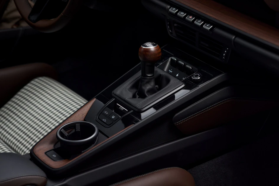 911 Carrera T「Formosa」設計敘事深深根植於台灣的自然地景，向這座島嶼的非凡景色致敬。