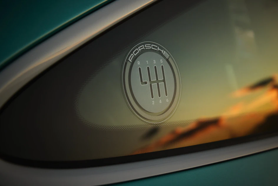 911 Carrera T「Formosa」設計敘事深深根植於台灣的自然地景，向這座島嶼的非凡景色致敬。