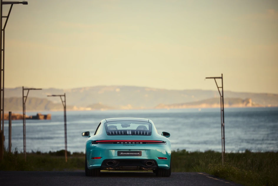 911 Carrera T「Formosa」設計敘事深深根植於台灣的自然地景，向這座島嶼的非凡景色致敬。