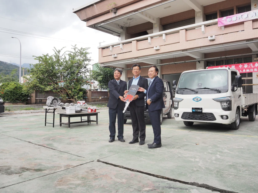 中華汽車吳岳峯部長及匯豐汽車沈翔雲副總帶來豐富的車輛資源協助光復商工災後重建