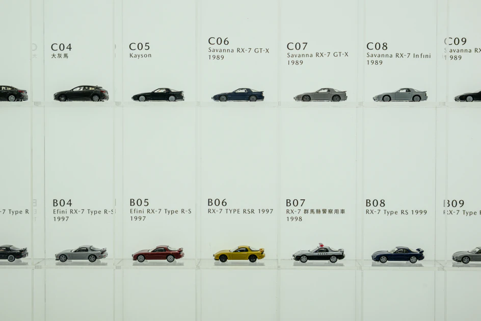 「駕趣起程」：展出僅有實車 2/3 尺寸的 Mini MX-5，讓兒童遊客能體驗模擬駕駛，作為通往駕馭樂趣的起點；此區同時設有「MAZDA 小車大秀」，匯集全台逾百位車迷珍藏的 256 輛 MAZDA 模型車，打造一處因熱愛而齊聚的展演空間。