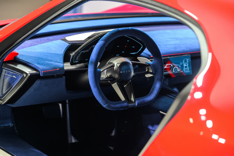 MAZDA ICONIC SP 以「駕駛中心軸」為座艙設計核心，營造專注且沉浸的操控氛圍。同時，座艙採用再生材質與環保纖維，體現 MAZDA 對永續理念的實踐承諾。
