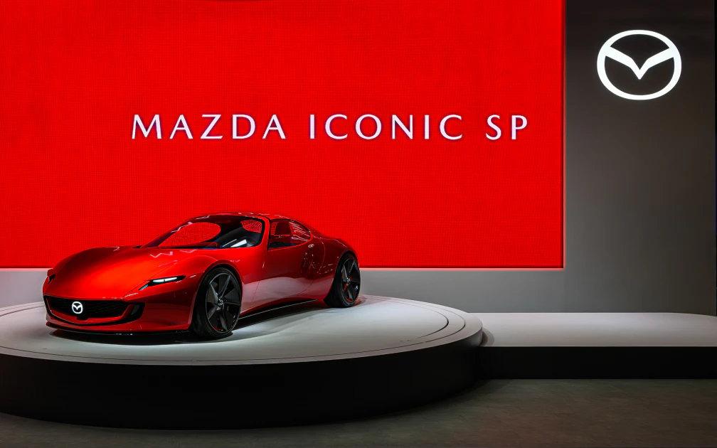 ICONIC SP 採用專屬研發的「紫羅蘭紅」概念車色，於不同光線下展現深邃且富層次的視覺表現，彰顯 MAZDA 對匠塗工藝的極致追求。