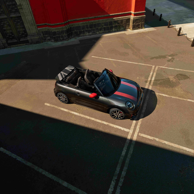 敞篷設計開啟自由駕馭新境界，MINI John Cooper Works Cabrio於時速30 kmh以下僅需18秒即可完成頂篷開啟，隨時享受迎風而行的暢快感受