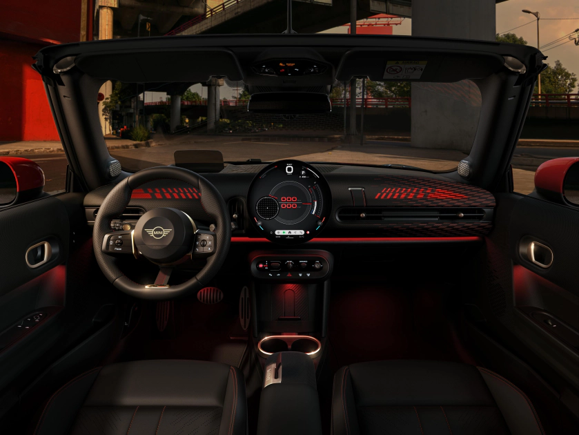 MINI John Cooper Works Cabrio提供七種MINI Experience Modes體驗模式，透過沉浸式聲光效果與座艙氛圍切換，滿足多元駕駛情境，釋放極致性能魅力
