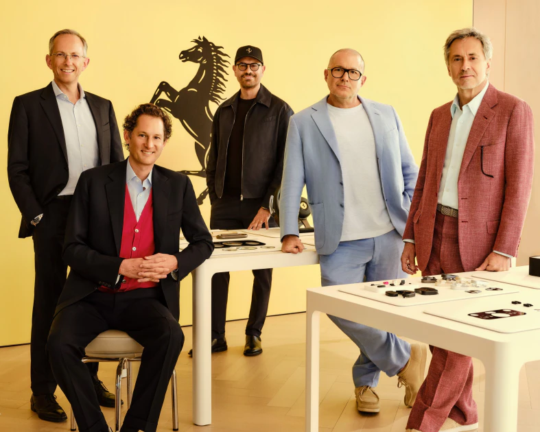 Ferrari 與 LoveFrom 在舊金山共同舉辦了此次發表會。過去五年間,由 Jony Ive 爵士與設計師 Marc Newson 聯合創立的 LoveFrom 團隊,深度參與了新車的整體設計。