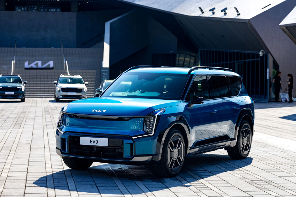 Kia榮獲「2026 最佳性價比汽車獎」（2026 Best Cars for the Money Awards）7座獎項，其中Kia EV9拿下「最佳中型電動 SUV」的殊榮。