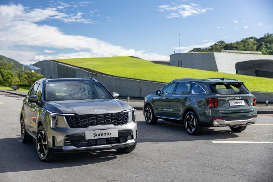 「2026 最佳性價比汽車獎」（2026 Best Cars for the Money Awards）獎項中，Kia Sorento拿下「最佳中型三排座 SUV」、其中Kia Sorento Hybrid車型更獲得「最佳中型油電混合 SUV」獎項。