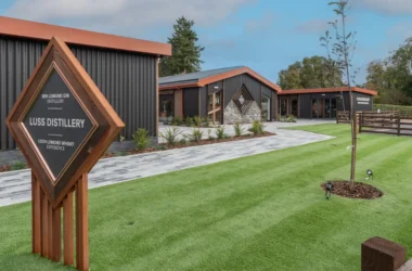 蘇格蘭首席部長親臨剪綵，羅夢湖集團「盧斯釀酒廠」盛大開幕，逆勢擴張展現穩健實力