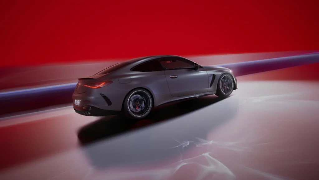 AMG 空力造型套件包含前擾流板、兩側勾狀翼片及AMG 後擾流尾翼優化空氣力學表現