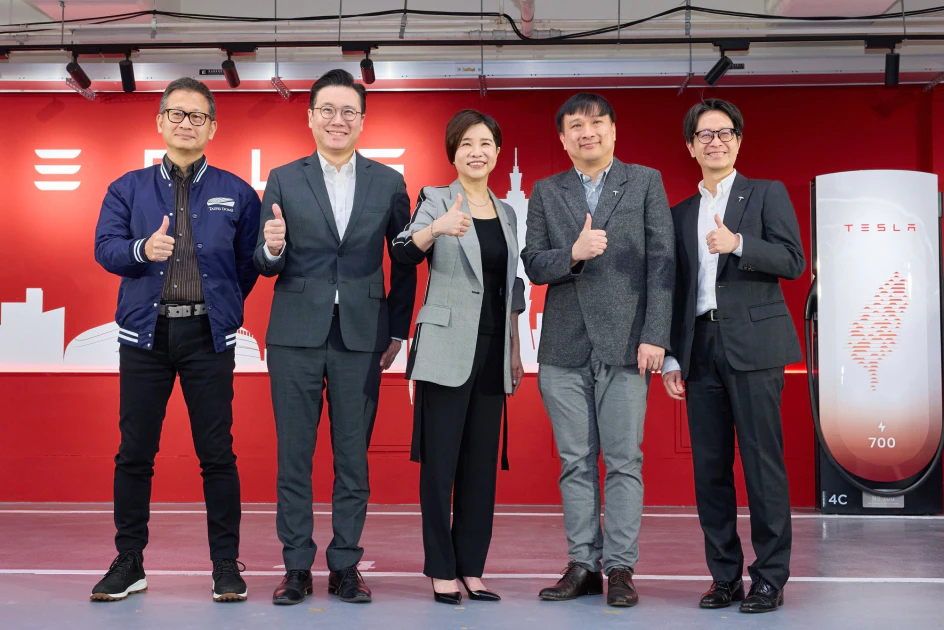 Tesla 啟用全台最大「台北大巨蛋」 V4 第四代超級充電站,圖左至右依序為遠雄巨蛋總經理、遠雄集團永續長、Tesla 台灣總經理、Tesla 充電事業發展經理、Tesla 政府關係經理。