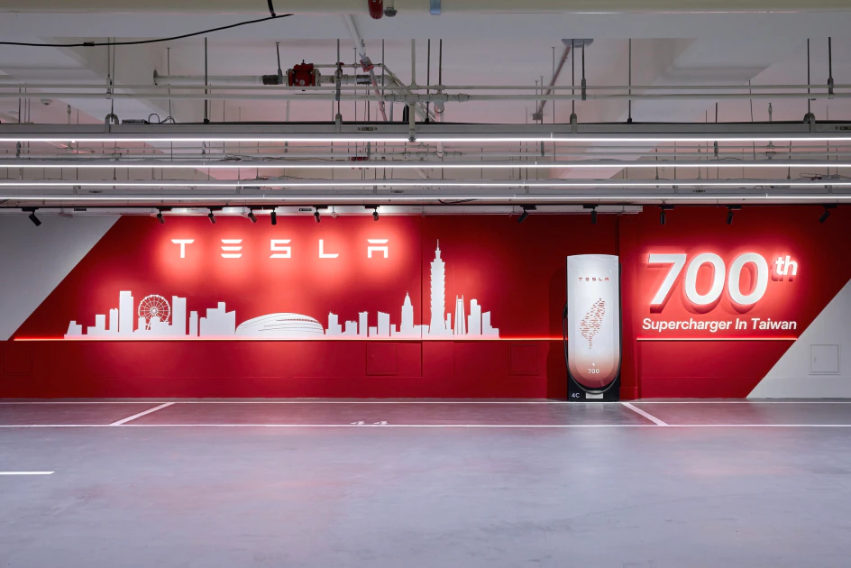 台灣第 700 支特別款超級充電座,背景佐以台北市天際線設計,慶祝 Tesla 在台超充建置全新里程碑。