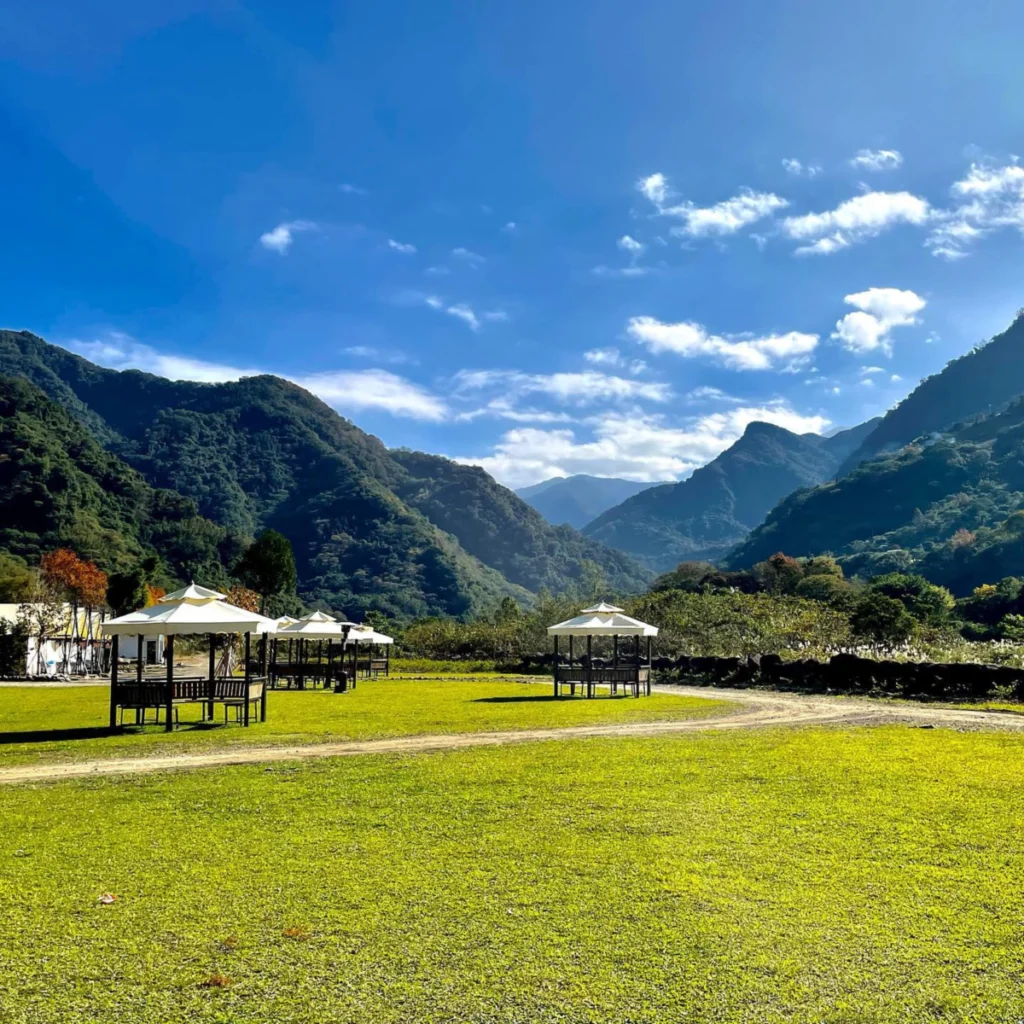 [新聞照片三] 「2026 BMW Xplore森野探索活動」將自城市啟程，沿著精心規劃的路線前行，在山林景致之中展開探索。抵達營區後，極致放鬆的序幕隨之開啟，不論是充滿野趣的風格帳篷或是溫潤細緻的豪華民宿，每種房型皆設有獨立溫泉湯池，讓賓客能隱身於山林環抱，享受靜謐的舒展時刻。搭配一泊三食的尊榮款待，邀請車主在悠然山嵐間，細細品味主廚悉心準備的精緻餐飲