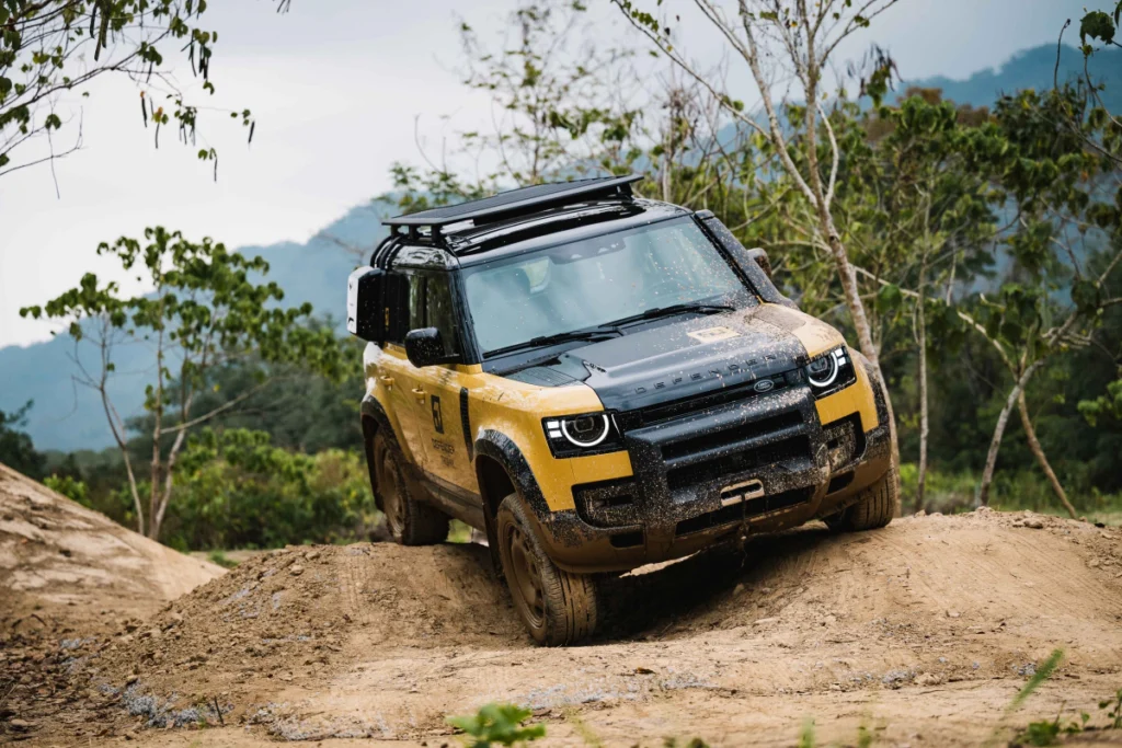 Defender Trophy Edition 搭載 Ingenium 3.0L 直列六缸渦輪增壓 MHEV 柴油引擎，提供 350PS 與 700Nm 最大動力；配備電子氣壓式懸吊系統，最大化車輛全地形穿越能力，並可達到最高 900 mm 涉水能力。