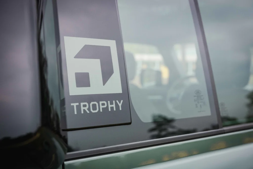 運用獨特的 Trophy 專屬徽飾點綴引擎蓋與 C 柱車側飾板，搭配車尾 Trophy 徽飾銘板，向經典致敬並呼應全新賽事主題。