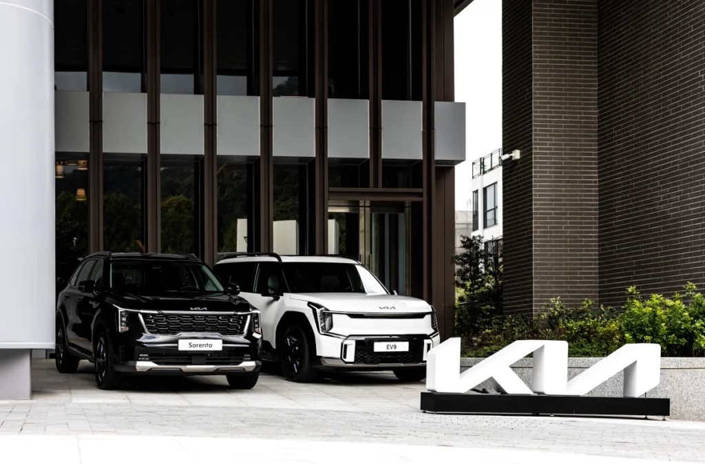 The new Sorento配備1.6L渦輪æ��電與柴油兩種動力供選擇，以及7人座或尊榮6人座的靈活空間配置，自改款上市以來已累計獲得近1,100位車主的肯定，深受台灣層峰市場的青睞。