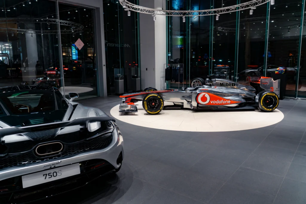 McLaren 台北展間慶祝 F1 雙冠榮耀