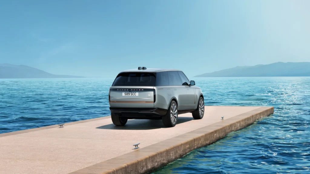 Range Rover SV 標配 SV Serenity 套件及 23 吋鍛造輪圈，雙前座椅以更為簡約俐落線條設計呈現精緻細節。
