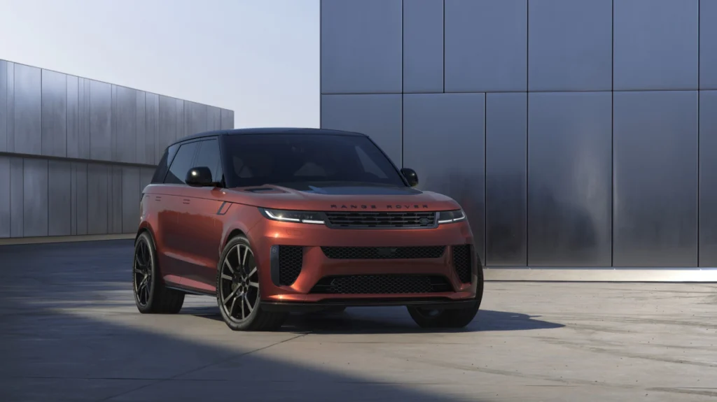 Range Rover Sport SV Carbon 全台限量 30 部，免費升級碳纖維陶瓷矩陣煞車系統。