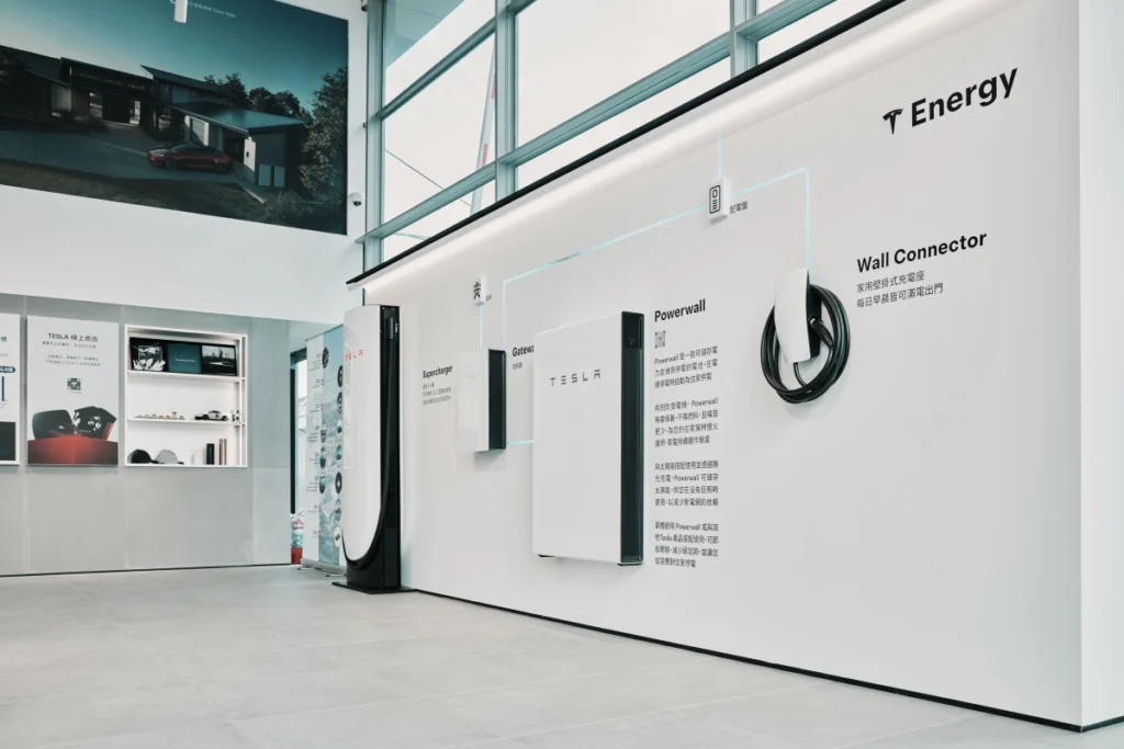 Tesla Museum 現場展出 Tesla 第四代 V4 超級充電座、全系列充電與家用儲能產品,完整展現 Tesla 能源生態系規劃。
