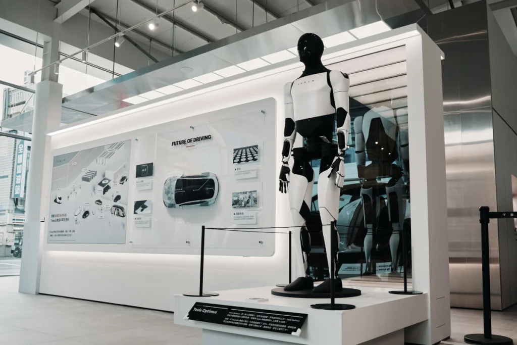 Tesla Museum 現場展出 Tesla 最新第二代 Optimus 機器人、車載 AI 科技與未來產品藍圖。