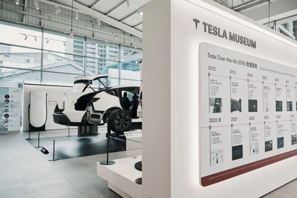 Tesla Museum 現場展示 Tesla 在全球持續免費推播的 OTA 遠端下載車輛功能更新年表、FSD 全自動輔助駕駛系統沿革。