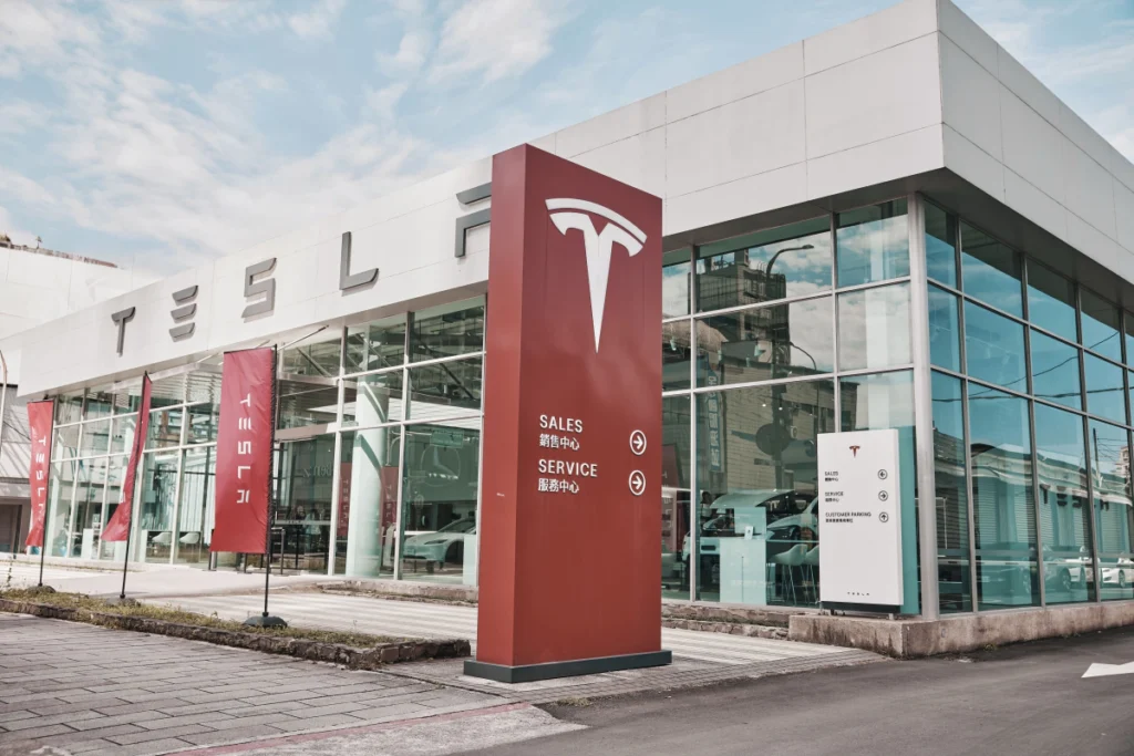 Tesla 台北南港服務體驗中心為目前北台灣最大之展示與維修體驗據點,提供最新車款展示與試駕體驗、原廠認證中古車與換購諮詢,具有全台最高的維修量能。