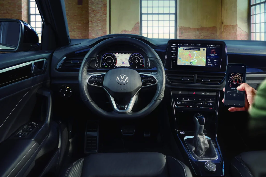 Volkswagen The T-Roc搭載Digital Cockpit Pro 10.25吋全邏輯數位化儀表、原廠中文導航系統／MapCare 圖資更新與App-Connect 多媒體手機鏡射（含Android Auto 與無線Apple CarPlay），中控台下方手機無線充電裝置則讓電量焦慮一掃而空，車室空間兼顧便利與實用性。
