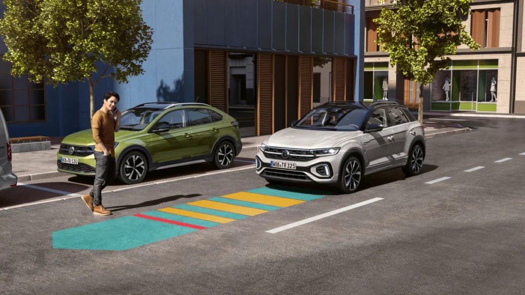 The T-Roc標配完整主被動安全科技和豐富IQ.DRIVE 智能駕駛輔助系統，其中Front Assist 車前碰撞預警系統（含AEB自動輔助緊急煞車功能）、前方行人監控系統、車側盲點警示系統隨時照看車旁動態，尤能在擁擠市區成為得力助手，提高車輛及用路人安全。
