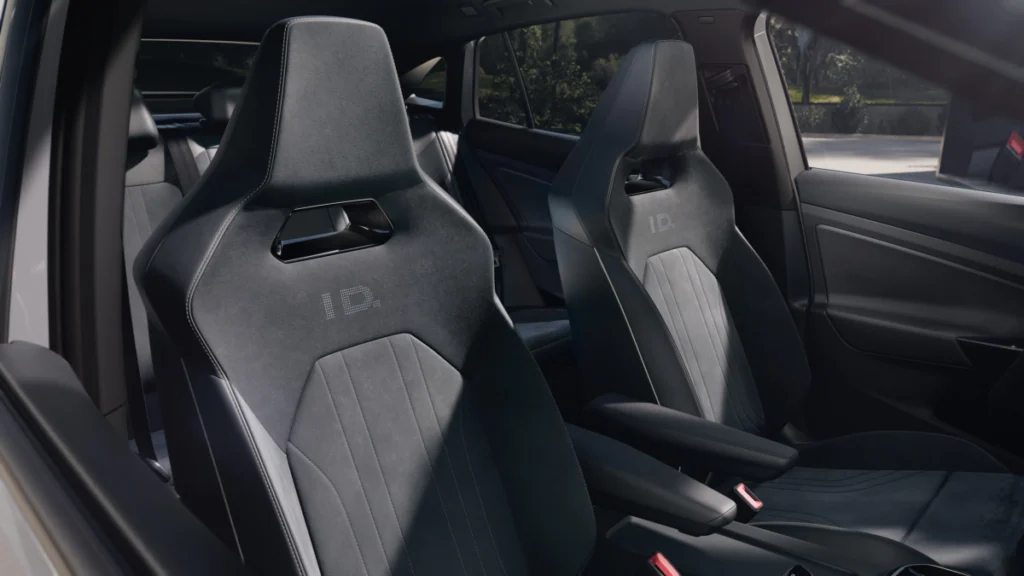 The ID.車系標配雙前座多向電動調整座椅附記憶、迎賓、電動按摩／腰靠調整和加熱功能全面構築豪華舒適座艙，並且以IQ.DRIVE智能駕駛輔助系統和ID.LIGHT 智能感應互動光條，打造先進智慧駕馭。