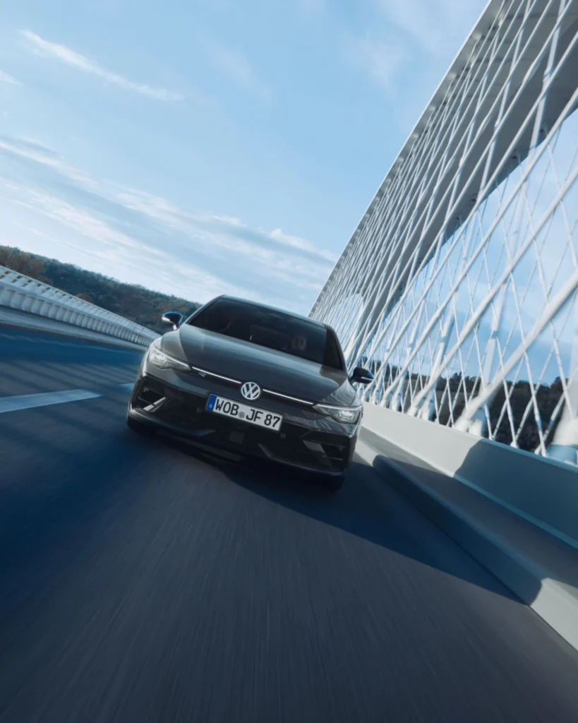 不僅擁高辨識度和獨樹一幟內外觀設計，The new Golf R 夜幕疾行版以最大馬力333 ps、最大扭力42.8 kgm的頂尖動力，與同級第一4.6秒零百加速，讓車迷無畏享受每趟超越自我的激昂挑戰。