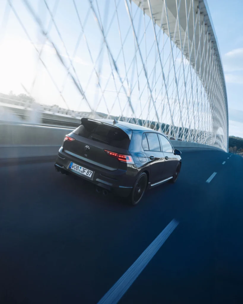 The new Golf R 夜幕疾行版標配價值75,000元R Performance性能套件，一次擁有特別調校 Special Mode 紐柏林賽道模式等獨特配備，適用政府汰舊換新減徵貨物稅後197.8萬元起敬邀入主。