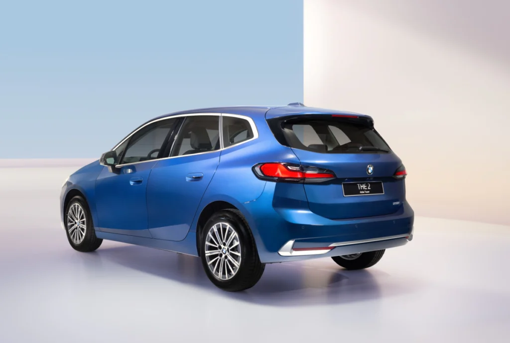 [新聞照片二] 全新年式BMW 218i Active Tourer Luxe豪華版標配Luxury Line風格套件，包含前保桿兩側霧銀進風口、後保桿霧銀飾條、緞面鋁質窗框及專屬17吋V輻式輪圈，透過細膩線條與質感細節的層層堆疊，展現洗鍊且精緻的外觀風格。不僅滿足家庭日常出行需求，更憑藉獨有的型格輪廓穿梭都會巷弄，詮釋自信且從容的生活態度
