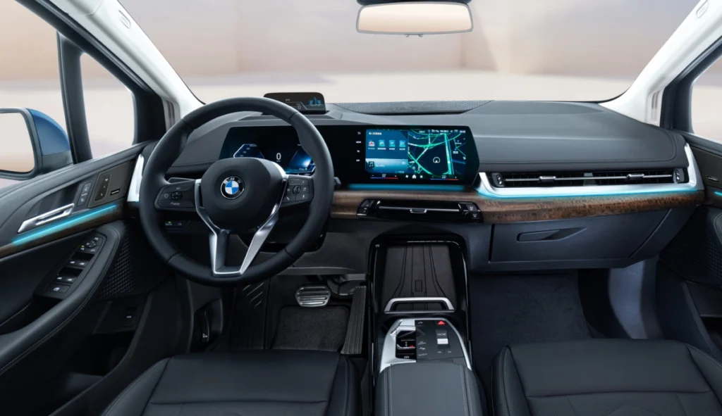 [新聞照片三] 全新年式BMW 218i Active Tourer Luxe豪華版座艙完美融合前衛科技與細膩工藝。座艙配備科技感十足的懸浮式曲面螢幕，並透過Fine-Wood尤加利木紋飾板、豪華皮質儀錶檯包覆與環艙氣氛燈的層次交織，營造出前衛且溫潤的豪華氛圍。搭配運動風格鮮明的跑車多功能真皮方向盤與Veganza透氣皮質座椅，在動感氛圍中細膩鋪陳觸覺質感