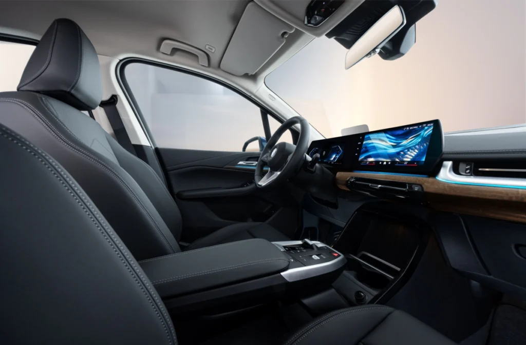 [新聞照片四] 為進一步昇華感官體驗，BMW 218i Active Tourer Luxe豪華版全面升級雙前座電動腰靠含按摩功能，多向可調電動腰靠提供極致服貼的支撐感受；新增的Relax Mode模式更可一鍵整合按摩功能、空調系統與環艙氣氛燈，為車主量身打造專屬的尊榮移動空間。此外，同步升級harmankardon高傳真音響系統，透過全車精準配置的12具揚聲器與7聲道EQ調節，帶給全車乘客頂級的沉浸式聽覺饗宴