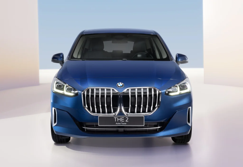 [新聞照片五] 全新年式BMW 218i Active Tourer Luxe豪華版搭載強大且全面的主被動安全科技，全面標配BMW Personal CoPilot智慧駕駛輔助科技，為車輛建構全方位的主動感測防護網。並標配自動停車與自動倒車輔助系統，面對狹窄巷弄無法迴轉的困境時，系統能自動記憶行駛路徑，帶領駕駛原路線退回；遇到空間受限的停車位時，則能完美接手繁瑣操作，大幅降低駕駛負擔