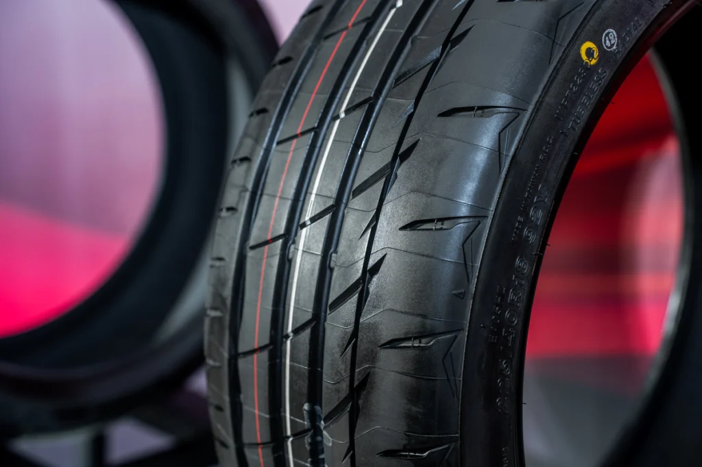 BRIDGESTONE POTENZA Adrenalin RE005 的標誌性「A」字型溝槽能有效提升過彎穩定性,展現精準受控的特質(圖/普利司通輪胎提供)