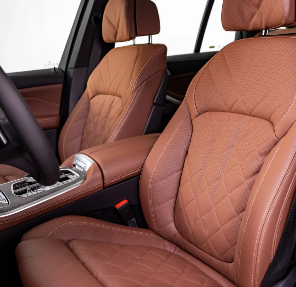 為形塑兼具豪華氛圍與科技美學的現代座艙,全新年式BMW X5與X6 xDrive40i M Sport車型升級配備具通風功能的雙前座舒適型座椅,結合頂級水晶中控套件與豪華型四區恆溫空調,並搭載harman kardon高傳真音響系統,從多重感官層面全面提升乘坐質感與尊榮體驗