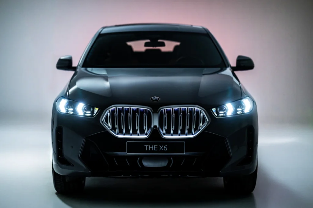 全新年式BMW X5與X6鉑金版在外觀設計上全面進化,導入全新BMW飾光水箱護罩,結合LED頭燈與M Sport套件,勾勒出更具張力的車頭造型